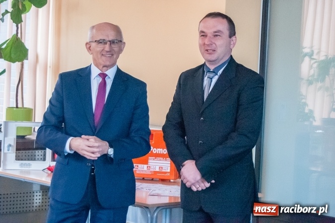 Zdjęcie w galerii na portalu naszraciborz.pl: Raciborski PKS otrzymał specjalistyczny defibrylator wiadomości z regionu