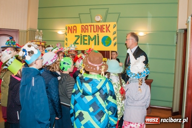 Zdjęcie w galerii na portalu naszraciborz.pl: Uczniowie SP13 obchodzili dziś Dzień Ziemi wiadomości z regionu