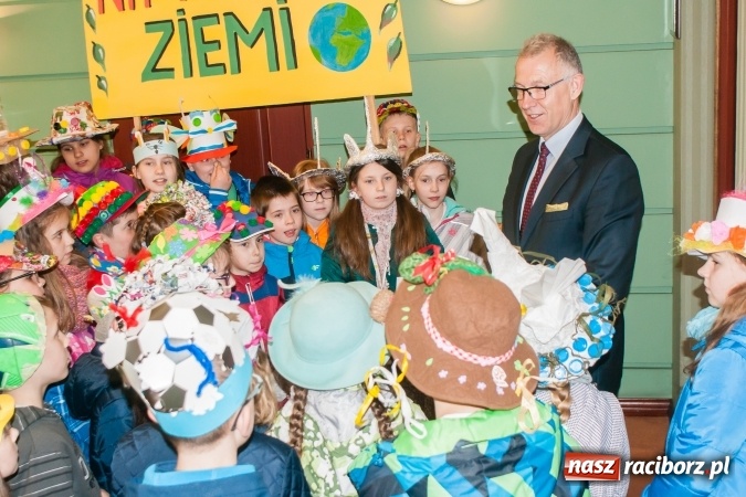Zdjęcie w galerii na portalu naszraciborz.pl: Uczniowie SP13 obchodzili dziś Dzień Ziemi wiadomości z regionu