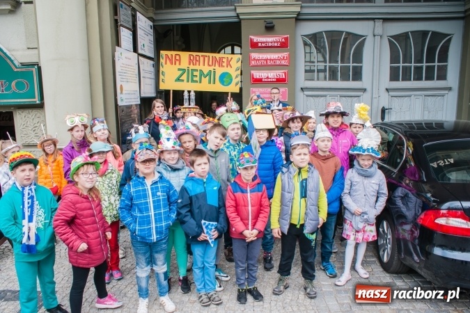 Zdjęcie w galerii na portalu naszraciborz.pl: Uczniowie SP13 obchodzili dziś Dzień Ziemi wiadomości z regionu