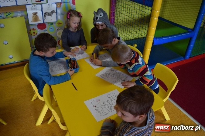Zdjęcie w galerii na portalu naszraciborz.pl: Nie truj sąsiada - uczniowie CKZiU nr 1 edukują już w przedszkolu wiadomości z regionu