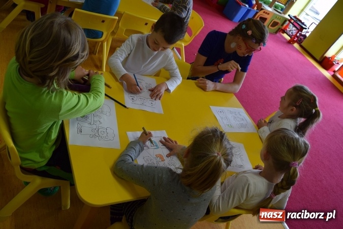 Zdjęcie w galerii na portalu naszraciborz.pl: Nie truj sąsiada - uczniowie CKZiU nr 1 edukują już w przedszkolu wiadomości z regionu