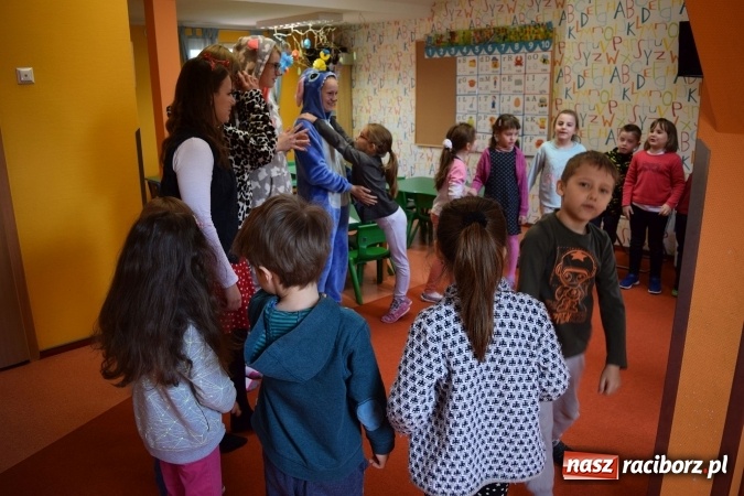 Zdjęcie w galerii na portalu naszraciborz.pl: Nie truj sąsiada - uczniowie CKZiU nr 1 edukują już w przedszkolu wiadomości z regionu