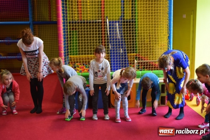 Zdjęcie w galerii na portalu naszraciborz.pl: Nie truj sąsiada - uczniowie CKZiU nr 1 edukują już w przedszkolu wiadomości z regionu