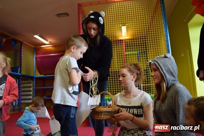 Zdjęcie w galerii na portalu naszraciborz.pl: Nie truj sąsiada - uczniowie CKZiU nr 1 edukują już w przedszkolu wiadomości z regionu