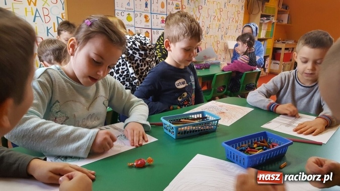 Zdjęcie w galerii na portalu naszraciborz.pl: Nie truj sąsiada - uczniowie CKZiU nr 1 edukują już w przedszkolu wiadomości z regionu