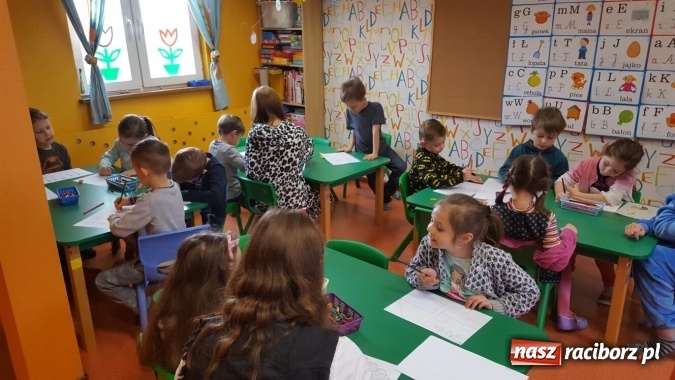 Zdjęcie w galerii na portalu naszraciborz.pl: Nie truj sąsiada - uczniowie CKZiU nr 1 edukują już w przedszkolu wiadomości z regionu