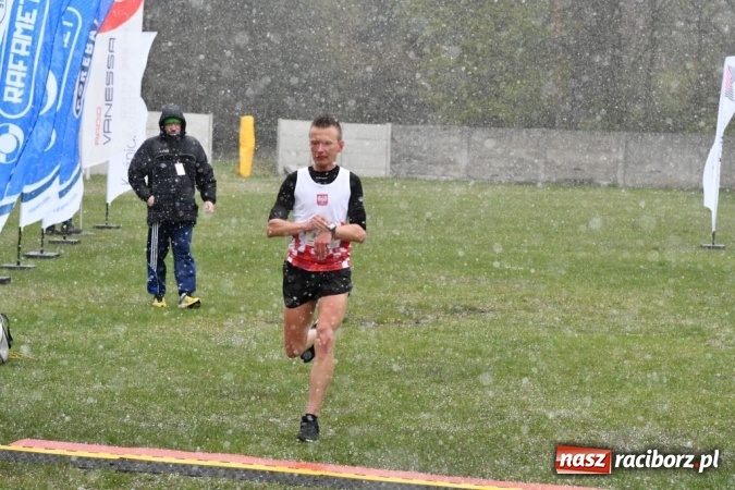Zdjęcie w galerii na portalu naszraciborz.pl: Kuźniański Półmaraton Leśny RAFAMET. Cztery pory roku na trasie półmaratonu w Kuźni Raciborskiej wiadomości z regionu