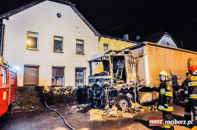 Zdjęcie w galerii na portalu naszraciborz.pl: W Kornicach zapaliła się ciężarówka. Pożar uszkodził sąsiedni dom FOTO I WIDEO wiadomości z regionu