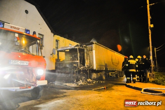Zdjęcie w galerii na portalu naszraciborz.pl: W Kornicach zapaliła się ciężarówka. Pożar uszkodził sąsiedni dom FOTO I WIDEO wiadomości z regionu