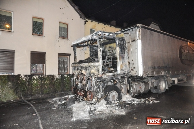 Zdjęcie w galerii na portalu naszraciborz.pl: W Kornicach zapaliła się ciężarówka. Pożar uszkodził sąsiedni dom FOTO I WIDEO wiadomości z regionu