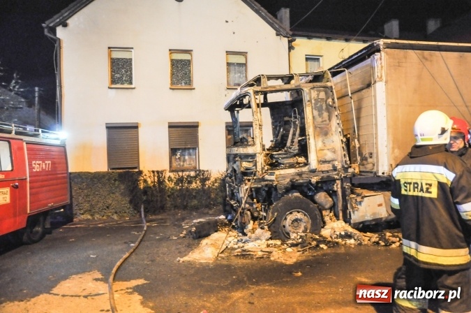 Zdjęcie w galerii na portalu naszraciborz.pl: W Kornicach zapaliła się ciężarówka. Pożar uszkodził sąsiedni dom FOTO I WIDEO wiadomości z regionu
