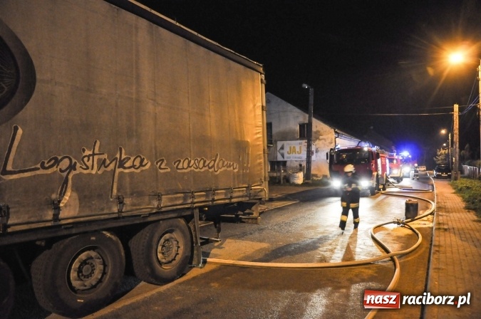 Zdjęcie w galerii na portalu naszraciborz.pl: W Kornicach zapaliła się ciężarówka. Pożar uszkodził sąsiedni dom FOTO I WIDEO wiadomości z regionu