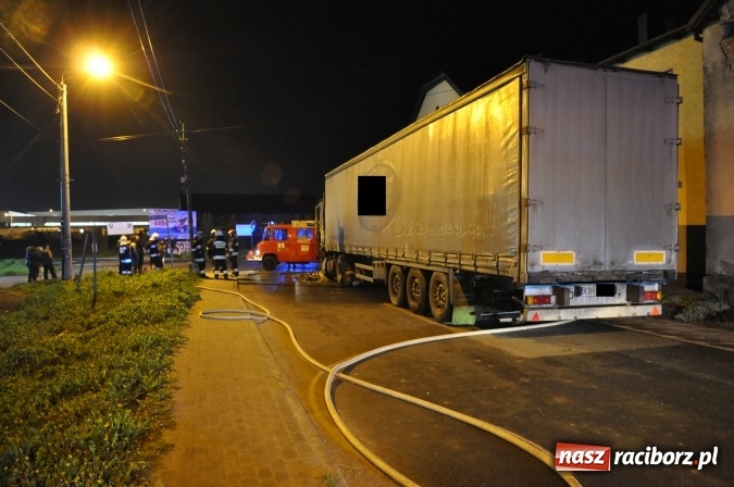 Zdjęcie w galerii na portalu naszraciborz.pl: W Kornicach zapaliła się ciężarówka. Pożar uszkodził sąsiedni dom FOTO I WIDEO wiadomości z regionu