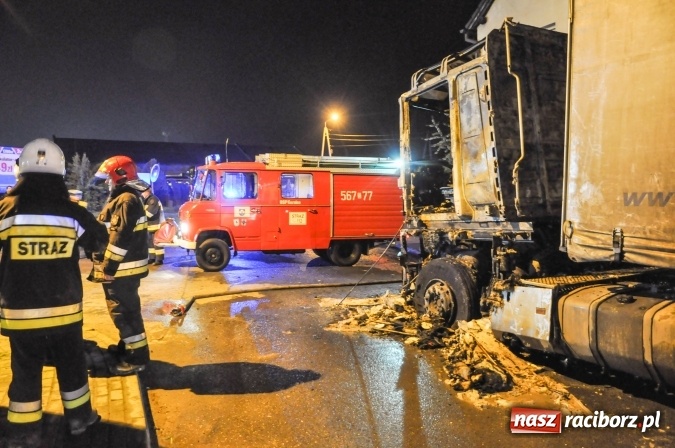 Zdjęcie w galerii na portalu naszraciborz.pl: W Kornicach zapaliła się ciężarówka. Pożar uszkodził sąsiedni dom FOTO I WIDEO wiadomości z regionu