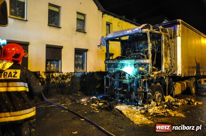 Zdjęcie w galerii na portalu naszraciborz.pl: W Kornicach zapaliła się ciężarówka. Pożar uszkodził sąsiedni dom FOTO I WIDEO wiadomości z regionu