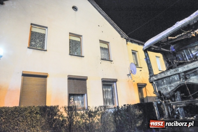 Zdjęcie w galerii na portalu naszraciborz.pl: W Kornicach zapaliła się ciężarówka. Pożar uszkodził sąsiedni dom FOTO I WIDEO wiadomości z regionu