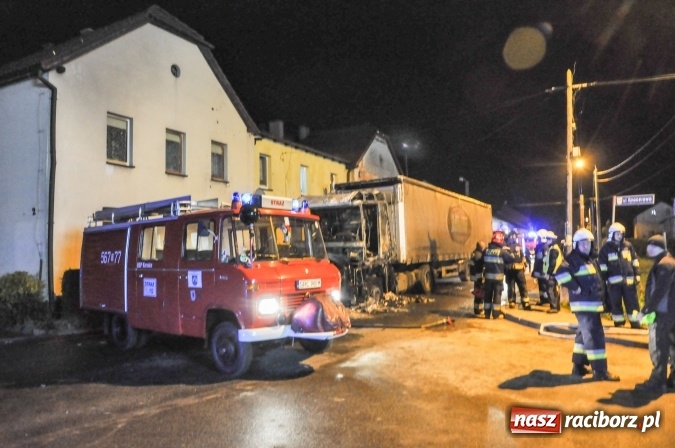 Zdjęcie w galerii na portalu naszraciborz.pl: W Kornicach zapaliła się ciężarówka. Pożar uszkodził sąsiedni dom FOTO I WIDEO wiadomości z regionu