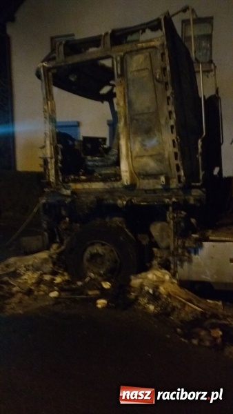 Zdjęcie w galerii na portalu naszraciborz.pl: W Kornicach zapaliła się ciężarówka. Pożar uszkodził sąsiedni dom FOTO I WIDEO wiadomości z regionu