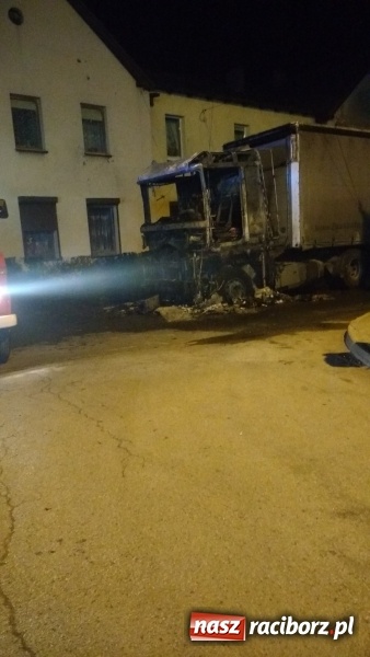 Zdjęcie w galerii na portalu naszraciborz.pl: W Kornicach zapaliła się ciężarówka. Pożar uszkodził sąsiedni dom FOTO I WIDEO wiadomości z regionu