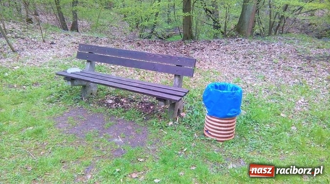 Zdjęcie w galerii na portalu naszraciborz.pl: Kosze na śmieci stylizowane na prawdziwe śmieci, czyli o braku estetyki w Arboretum Bramy Morawskiej wiadomości z regionu