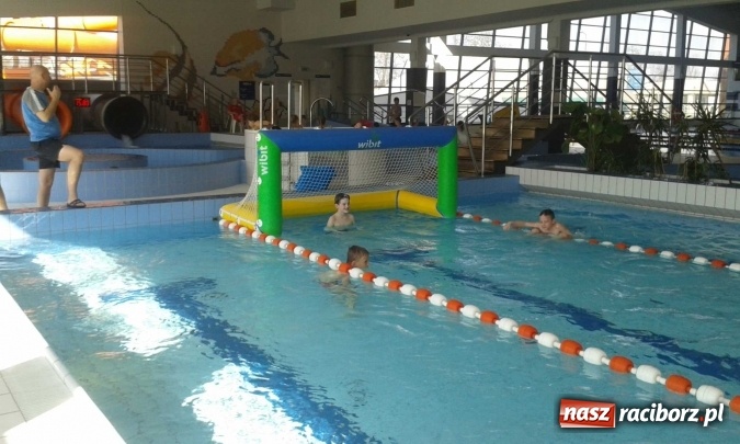 Zdjęcie w galerii na portalu naszraciborz.pl: Pływacka przygoda uczniów szkoły w Kuźni Raciborskiej  wiadomości z regionu