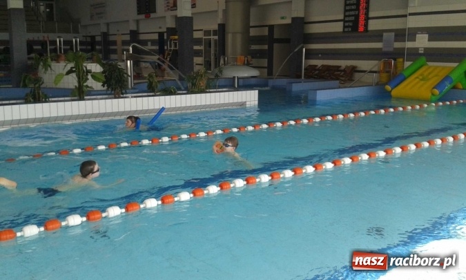 Zdjęcie w galerii na portalu naszraciborz.pl: Pływacka przygoda uczniów szkoły w Kuźni Raciborskiej  wiadomości z regionu