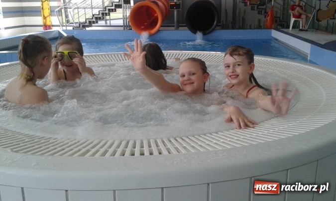 Zdjęcie w galerii na portalu naszraciborz.pl: Pływacka przygoda uczniów szkoły w Kuźni Raciborskiej  wiadomości z regionu