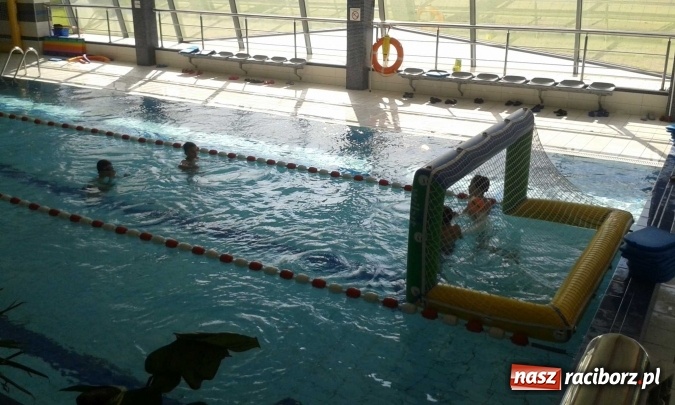 Zdjęcie w galerii na portalu naszraciborz.pl: Pływacka przygoda uczniów szkoły w Kuźni Raciborskiej  wiadomości z regionu