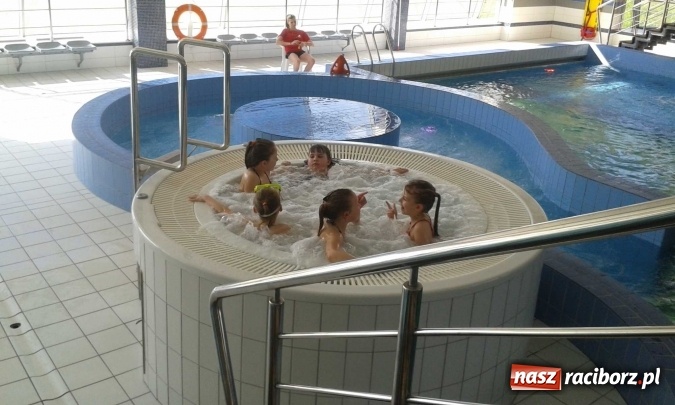 Zdjęcie w galerii na portalu naszraciborz.pl: Pływacka przygoda uczniów szkoły w Kuźni Raciborskiej  wiadomości z regionu