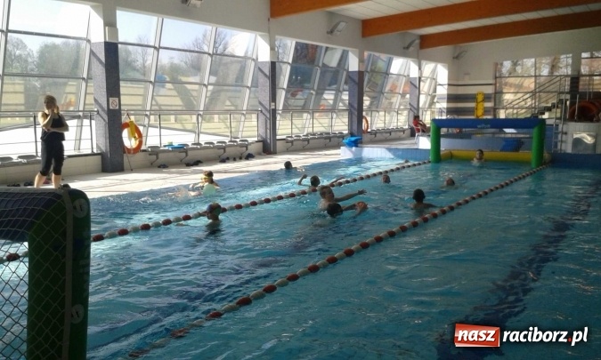 Zdjęcie w galerii na portalu naszraciborz.pl: Pływacka przygoda uczniów szkoły w Kuźni Raciborskiej  wiadomości z regionu