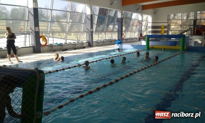 Zdjęcie w galerii na portalu naszraciborz.pl: Pływacka przygoda uczniów szkoły w Kuźni Raciborskiej  wiadomości z regionu