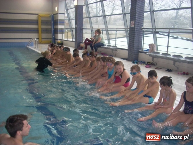Zdjęcie w galerii na portalu naszraciborz.pl: Pływacka przygoda uczniów szkoły w Kuźni Raciborskiej  wiadomości z regionu