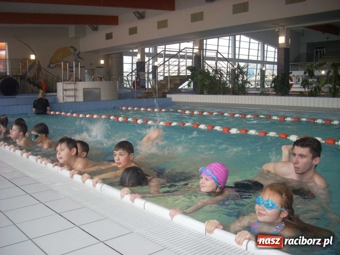 Zdjęcie w galerii na portalu naszraciborz.pl: Pływacka przygoda uczniów szkoły w Kuźni Raciborskiej  wiadomości z regionu
