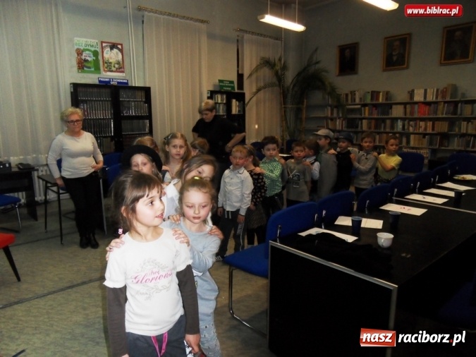 Zdjęcie w galerii na portalu naszraciborz.pl: Spotkanie z Detektywem Pozytywką, czyli nocka dla przedszkolaków w bibliotece w Markowicach wiadomości z regionu