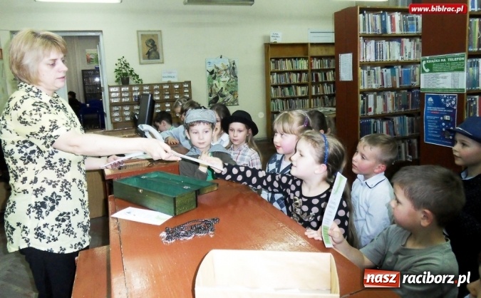 Zdjęcie w galerii na portalu naszraciborz.pl: Spotkanie z Detektywem Pozytywką, czyli nocka dla przedszkolaków w bibliotece w Markowicach wiadomości z regionu