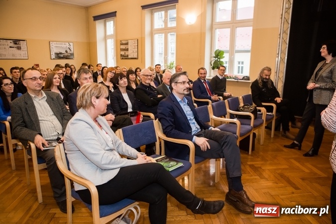 Zdjęcie w galerii na portalu naszraciborz.pl: Uroczyste wręczenie dyplomów na kierunku architektura PWSZ w Raciborzu  wiadomości z regionu