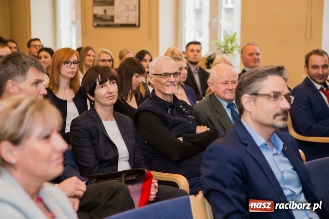 Zdjęcie w galerii na portalu naszraciborz.pl: Uroczyste wręczenie dyplomów na kierunku architektura PWSZ w Raciborzu  wiadomości z regionu
