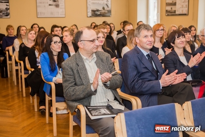 Zdjęcie w galerii na portalu naszraciborz.pl: Uroczyste wręczenie dyplomów na kierunku architektura PWSZ w Raciborzu  wiadomości z regionu