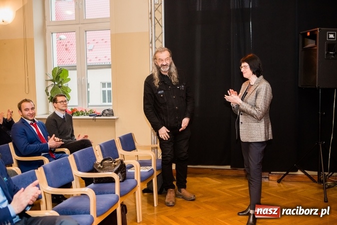 Zdjęcie w galerii na portalu naszraciborz.pl: Uroczyste wręczenie dyplomów na kierunku architektura PWSZ w Raciborzu  wiadomości z regionu