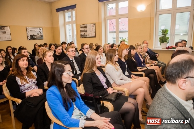 Zdjęcie w galerii na portalu naszraciborz.pl: Uroczyste wręczenie dyplomów na kierunku architektura PWSZ w Raciborzu  wiadomości z regionu