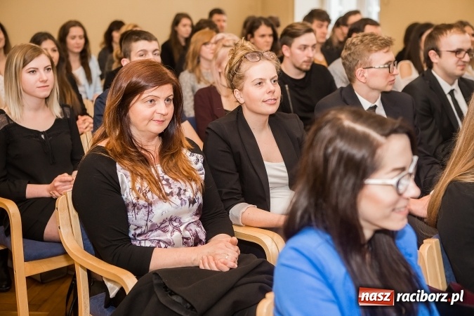 Zdjęcie w galerii na portalu naszraciborz.pl: Uroczyste wręczenie dyplomów na kierunku architektura PWSZ w Raciborzu  wiadomości z regionu