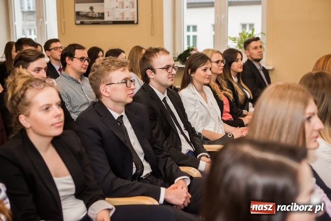 Zdjęcie w galerii na portalu naszraciborz.pl: Uroczyste wręczenie dyplomów na kierunku architektura PWSZ w Raciborzu  wiadomości z regionu