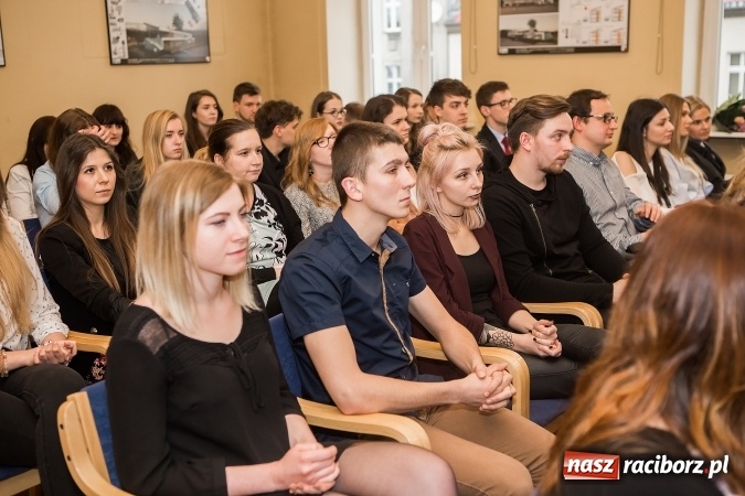 Zdjęcie w galerii na portalu naszraciborz.pl: Uroczyste wręczenie dyplomów na kierunku architektura PWSZ w Raciborzu  wiadomości z regionu