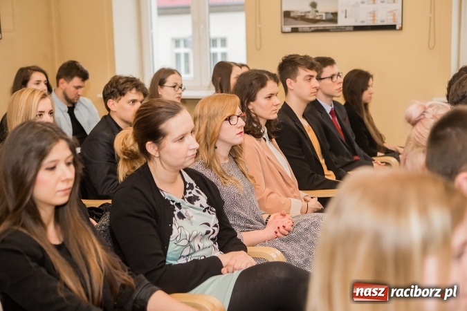 Zdjęcie w galerii na portalu naszraciborz.pl: Uroczyste wręczenie dyplomów na kierunku architektura PWSZ w Raciborzu  wiadomości z regionu