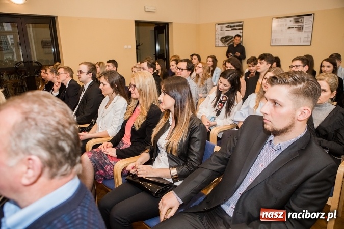 Zdjęcie w galerii na portalu naszraciborz.pl: Uroczyste wręczenie dyplomów na kierunku architektura PWSZ w Raciborzu  wiadomości z regionu