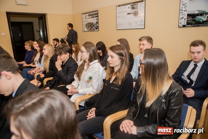 Zdjęcie w galerii na portalu naszraciborz.pl: Uroczyste wręczenie dyplomów na kierunku architektura PWSZ w Raciborzu  wiadomości z regionu
