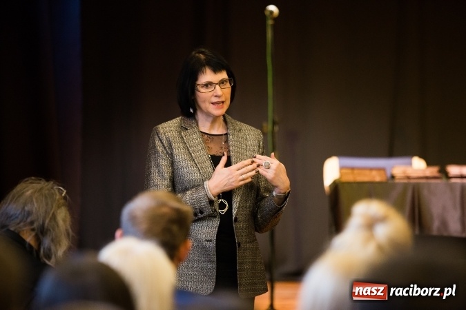 Zdjęcie w galerii na portalu naszraciborz.pl: Uroczyste wręczenie dyplomów na kierunku architektura PWSZ w Raciborzu  wiadomości z regionu