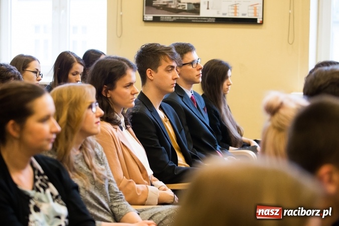 Zdjęcie w galerii na portalu naszraciborz.pl: Uroczyste wręczenie dyplomów na kierunku architektura PWSZ w Raciborzu  wiadomości z regionu