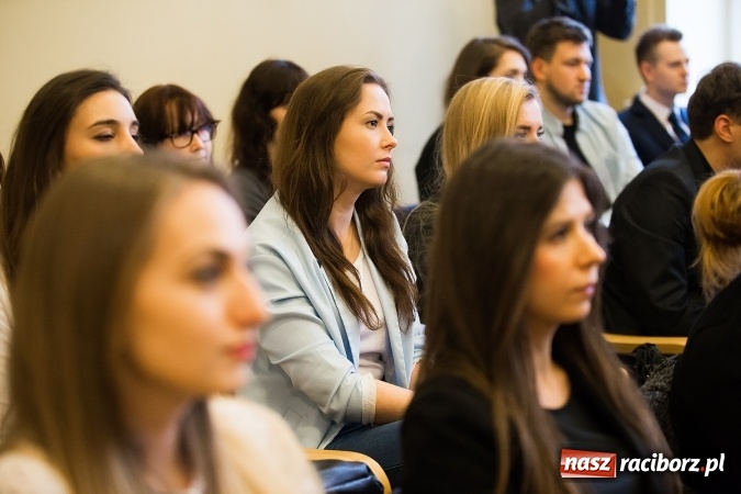 Zdjęcie w galerii na portalu naszraciborz.pl: Uroczyste wręczenie dyplomów na kierunku architektura PWSZ w Raciborzu  wiadomości z regionu